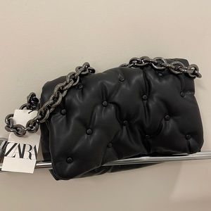 Quilted shoulder bag.